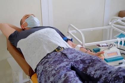 В ДНР росгвардейцы сдали более 30 литров крови в День донора