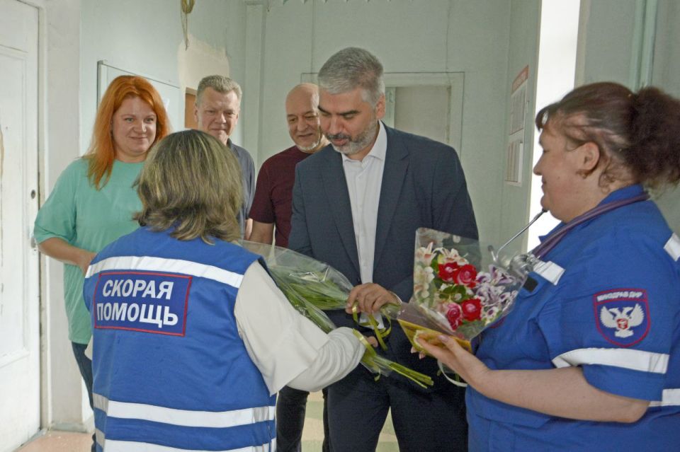 Алексей Дорофеев: Сегодня, в День медицинского работника, мне выпала огромная честь лично поздравить людей, чьё призвание — быть на передовой спасения человеческих жизней Алексей Дорофеев: Сегодня, в День медицинского работника, мне выпала огромная честь лично поздравить людей, чьё призвание — быть на передовой спасения человеческих жизней