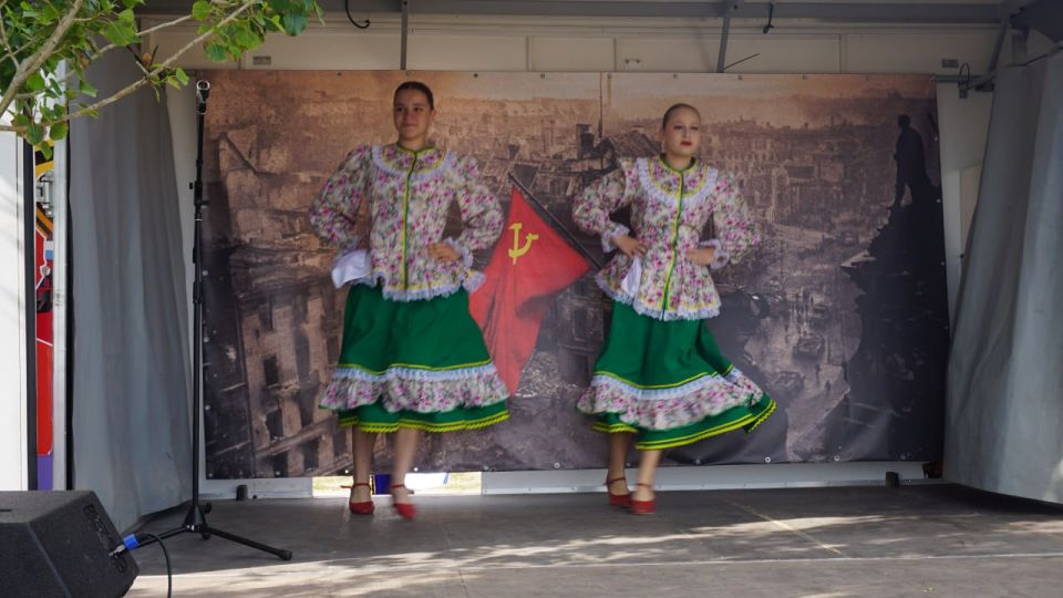 "Мы были, есть и остаёмся греками, В каком краю бы ни пришлось нам жить "Мы были, есть и остаёмся греками, В каком краю бы ни пришлось нам жить