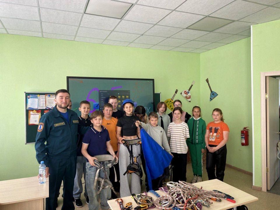 Ямальские спасатели обучают юных волновахцев Ямальские спасатели обучают юных волновахцев