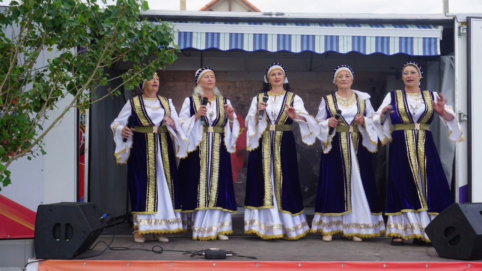 "Мы были, есть и остаёмся греками, В каком краю бы ни пришлось нам жить "Мы были, есть и остаёмся греками, В каком краю бы ни пришлось нам жить