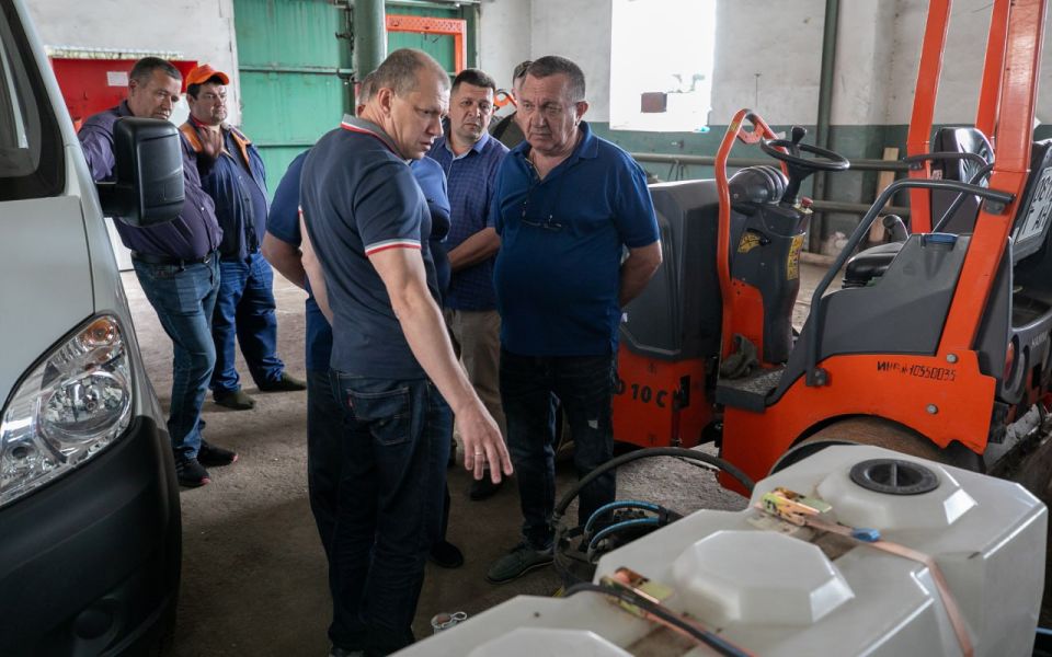 Ознакомился с материально-технической базой муниципального предприятия "Мариупольавтодор" Ознакомился с материально-технической базой муниципального предприятия "Мариупольавтодор"