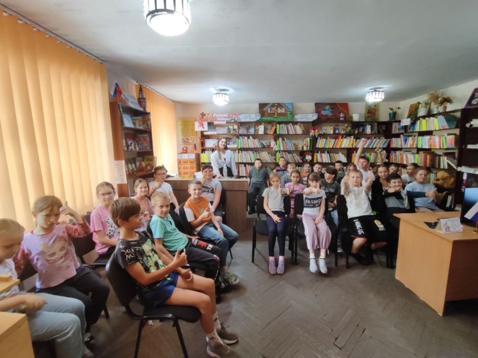 Юные читатели Центральной городской детской библиотеки Шахтерска получили замечательный подарок – виртуальный мастер-класс от Сахалинской областной детской библиотеки! Это стало возможным благодаря инициативе губернатора... Юные читатели Центральной городской детской библиотеки Шахтерска получили замечательный подарок – виртуальный мастер-класс от Сахалинской областной детской библиотеки! Это стало возможным благодаря инициативе губернатора...