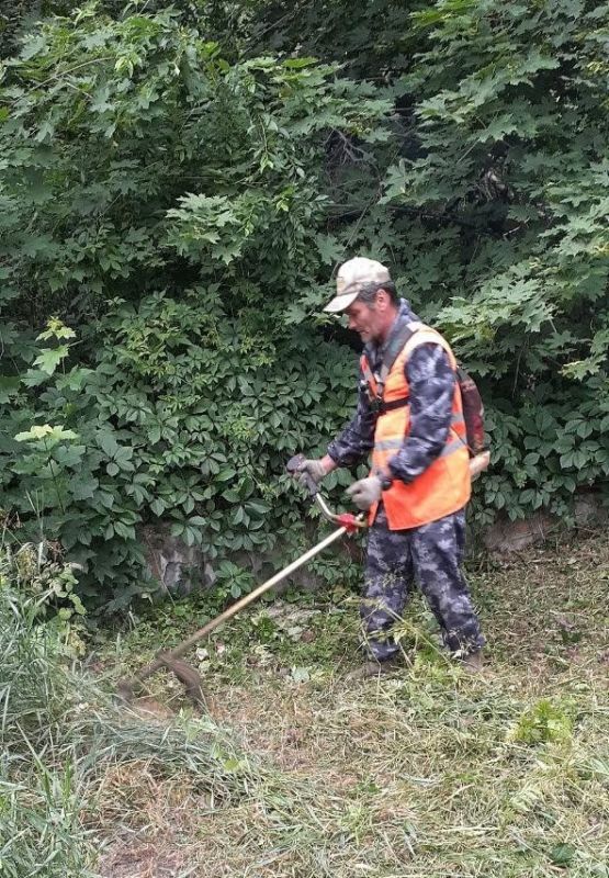 Коммунальщики Снежного продолжают благоустраивать территории общего пользования Коммунальщики Снежного продолжают благоустраивать территории общего пользования