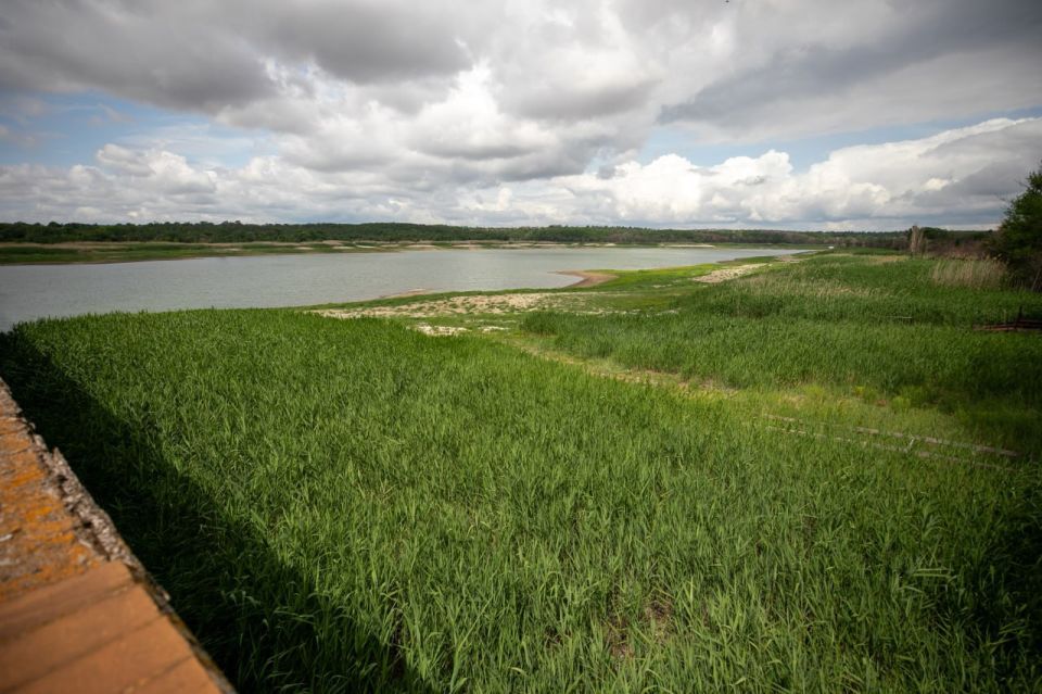 Старо-Крымское водохранилище обмелело на 70%: почасовую подачу воды в Мариуполе продлили Старо-Крымское водохранилище обмелело на 70%: почасовую подачу воды в Мариуполе продлили
