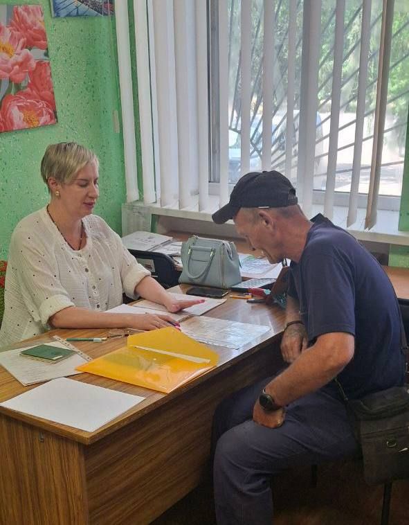 На вопросы жителей пгт Луганское ответили специалисты мобильного социального офиса На вопросы жителей пгт Луганское ответили специалисты мобильного социального офиса