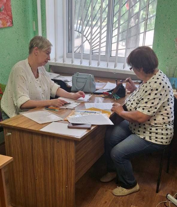 На вопросы жителей пгт Луганское ответили специалисты мобильного социального офиса