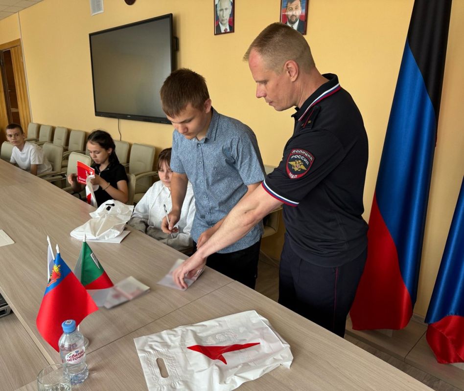 Юные горловчане получили первые паспорта ко Дню России Юные горловчане получили первые паспорта ко Дню России