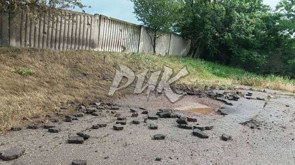Иван Приходько: Последствия артиллерийского удара ВФУ по жилому массиву «Комсомолец» (Никитовский район Горловки) сегодня в 16:00 Иван Приходько: Последствия артиллерийского удара ВФУ по жилому массиву «Комсомолец» (Никитовский район Горловки) сегодня в 16:00
