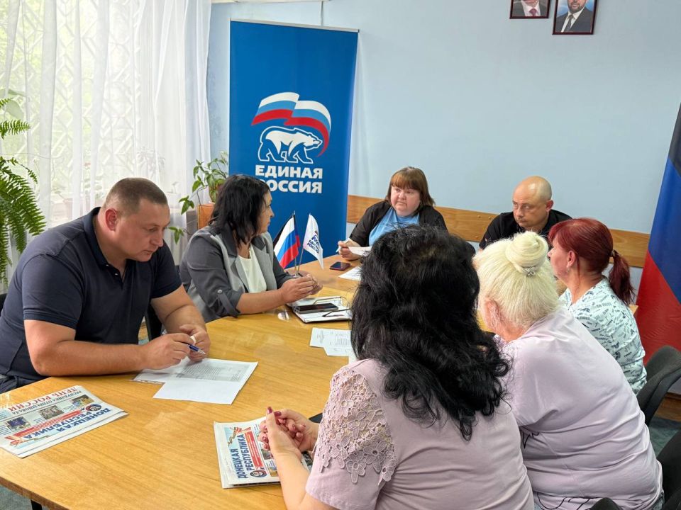 В Иловайске состоялось ежемесячное заседание Местного политсовета Иловайского местного отделения Всероссийской политической партии "Единая Россия" В Иловайске состоялось ежемесячное заседание Местного политсовета Иловайского местного отделения Всероссийской политической партии "Единая Россия"
