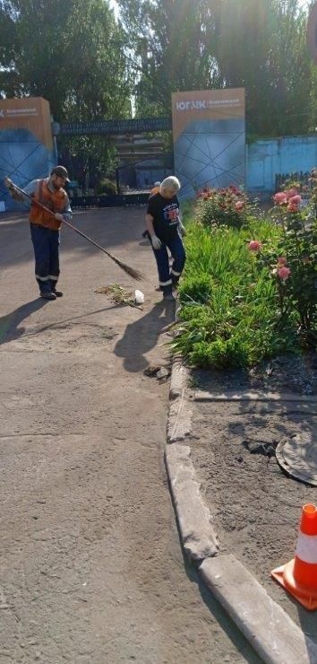 Благоустройство. В рамках партийного проекта «Чистая страна» партии «Единая Россия» сотрудниками Филиала № 2 «ЕМЗ» ООО «ЮГМК Донецк» 13 июня проведена работа по благоустройству территории, прилегающей к Мемориалу погибшим... Благоустройство. В рамках партийного проекта «Чистая страна» партии «Единая Россия» сотрудниками Филиала № 2 «ЕМЗ» ООО «ЮГМК Донецк» 13 июня проведена работа по благоустройству территории, прилегающей к Мемориалу погибшим...