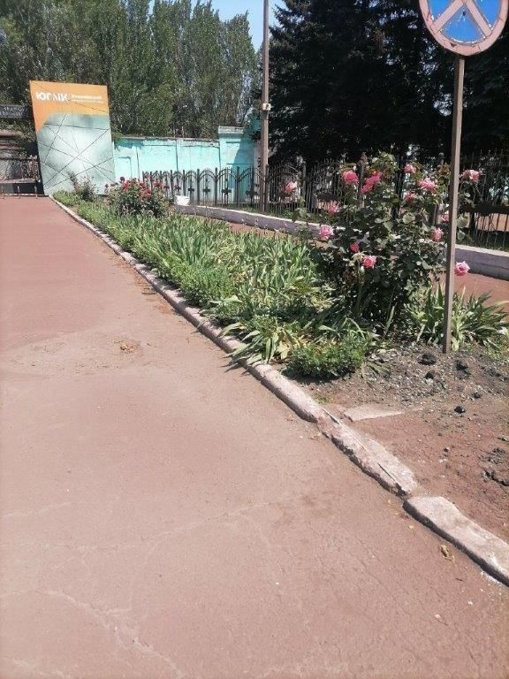Благоустройство. В рамках партийного проекта «Чистая страна» партии «Единая Россия» сотрудниками Филиала № 2 «ЕМЗ» ООО «ЮГМК Донецк» 13 июня проведена работа по благоустройству территории, прилегающей к Мемориалу погибшим... Благоустройство. В рамках партийного проекта «Чистая страна» партии «Единая Россия» сотрудниками Филиала № 2 «ЕМЗ» ООО «ЮГМК Донецк» 13 июня проведена работа по благоустройству территории, прилегающей к Мемориалу погибшим...