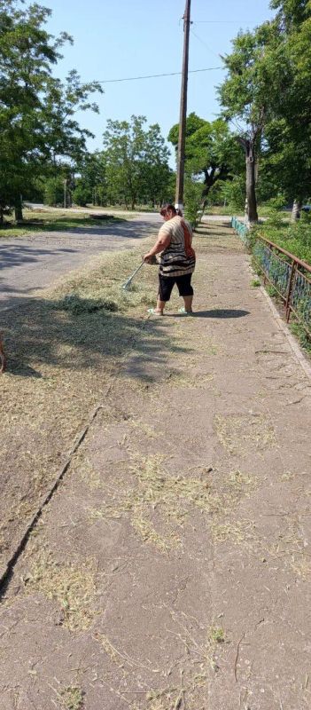 В рамках Всероссийской экологической акции «Марафон зелёных дел» работники Азовского сельского клуба высадили около 70 кустов петунии, произвели покос травы, прилегающей территории к сельскому клубу, провели уборку клумбы В рамках Всероссийской экологической акции «Марафон зелёных дел» работники Азовского сельского клуба высадили около 70 кустов петунии, произвели покос травы, прилегающей территории к сельскому клубу, провели уборку клумбы