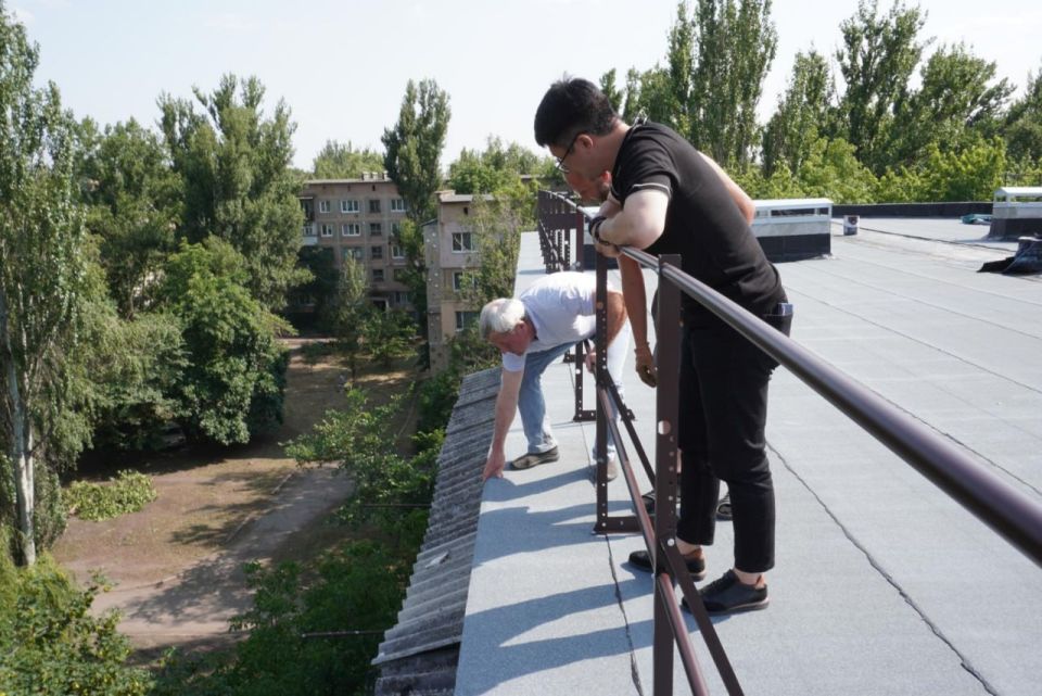 В городе Шахтерске Сахалинская область завершила капитальный ремонт крыш двух жилых домов на улицах Суворова, 10 и Ленина, 18 В городе Шахтерске Сахалинская область завершила капитальный ремонт крыш двух жилых домов на улицах Суворова, 10 и Ленина, 18