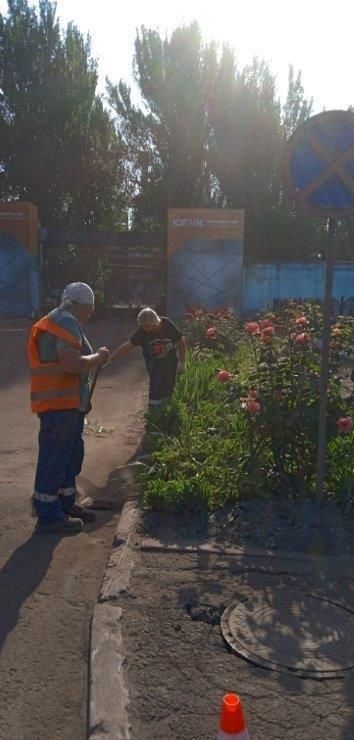 Благоустройство. В рамках партийного проекта «Чистая страна» партии «Единая Россия» сотрудниками Филиала № 2 «ЕМЗ» ООО «ЮГМК Донецк» 13 июня проведена работа по благоустройству территории, прилегающей к Мемориалу погибшим... Благоустройство. В рамках партийного проекта «Чистая страна» партии «Единая Россия» сотрудниками Филиала № 2 «ЕМЗ» ООО «ЮГМК Донецк» 13 июня проведена работа по благоустройству территории, прилегающей к Мемориалу погибшим...