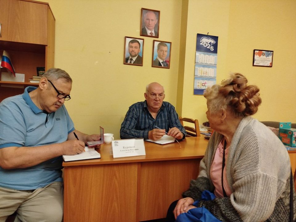 Иван Адамец: В общественной приёмной партии «Единая Россия» Куйбышевского района состоялся приём граждан, который провёл депутат Народного Совета ДНР Александр Куренков Иван Адамец: В общественной приёмной партии «Единая Россия» Куйбышевского района состоялся приём граждан, который провёл депутат Народного Совета ДНР Александр Куренков