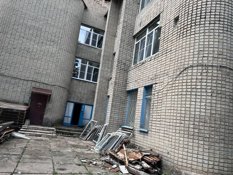 Денис Зубов: Специалисты шеф-региона Нижегородской области продолжают работы по замене оконных блоков в городской библиотеке Иловайска по улице Шевченко Денис Зубов: Специалисты шеф-региона Нижегородской области продолжают работы по замене оконных блоков в городской библиотеке Иловайска по улице Шевченко