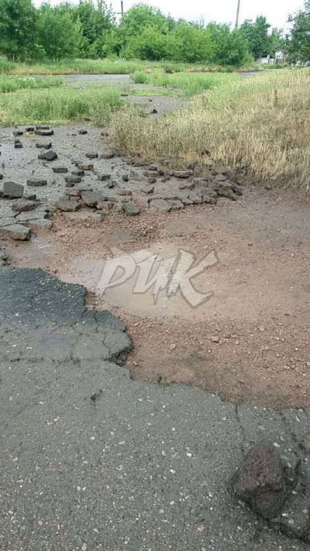 Иван Приходько: Последствия артиллерийского удара ВФУ по жилому массиву «Комсомолец» (Никитовский район Горловки) сегодня в 16:00 Иван Приходько: Последствия артиллерийского удара ВФУ по жилому массиву «Комсомолец» (Никитовский район Горловки) сегодня в 16:00