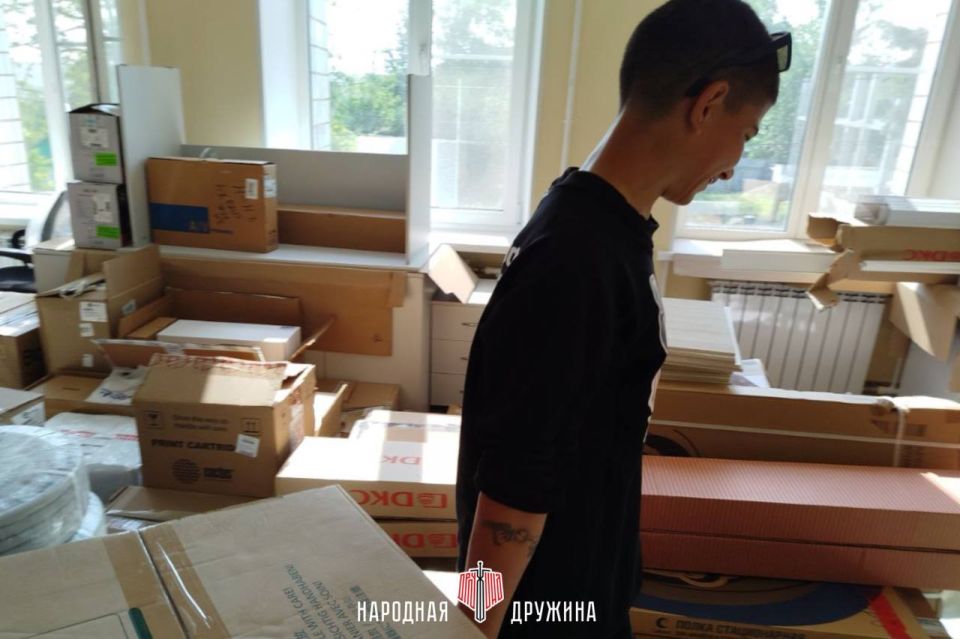 Помощь во благо!. Дружинники Мангушского округа проявили содействие в разгрузке новой партии оборудования для нашего МФЦ Помощь во благо!. Дружинники Мангушского округа проявили содействие в разгрузке новой партии оборудования для нашего МФЦ