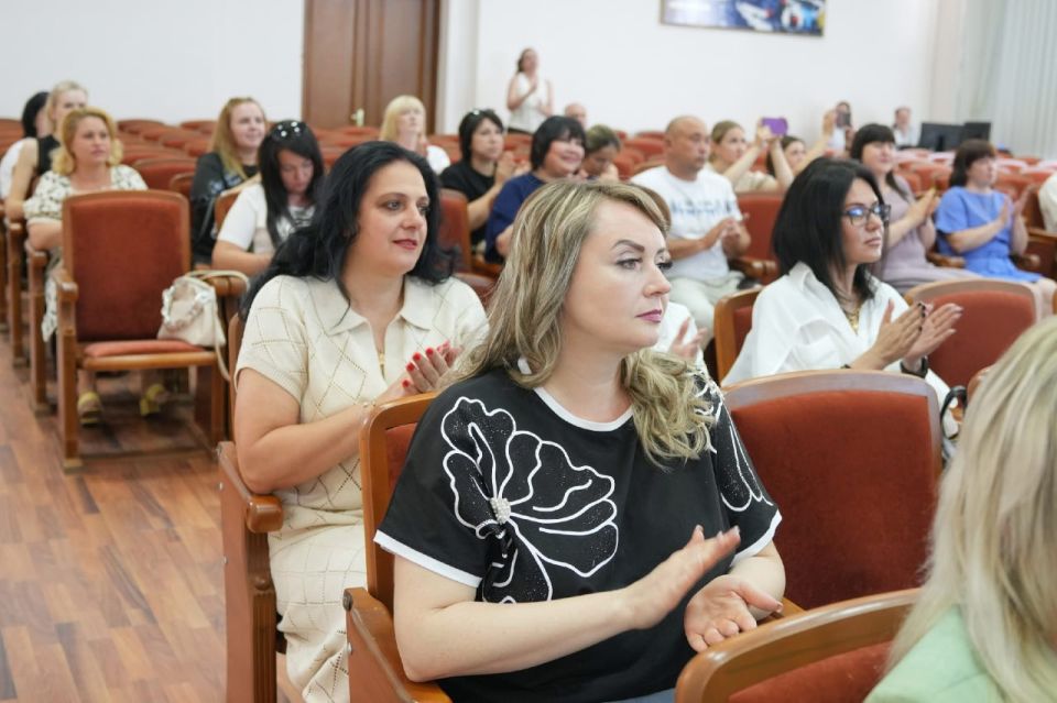 Педагога Снежного наградили в честь Дня России Педагога Снежного наградили в честь Дня России