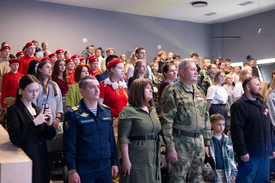 Диалог с Героями. В Доме молодёжи Псковской области юнармейцы, школьники и их наставники пообщались с теми, кто своим примером показывают, что значит защищать Родину Диалог с Героями. В Доме молодёжи Псковской области юнармейцы, школьники и их наставники пообщались с теми, кто своим примером показывают, что значит защищать Родину
