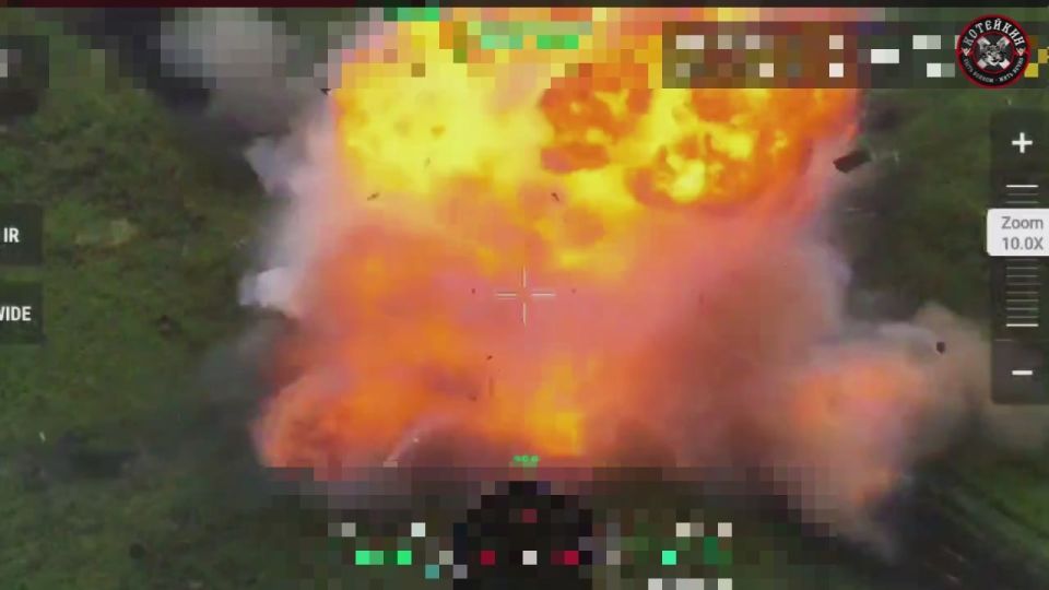 Эффектные кадры уничтожения танка украинских войск расчетами FPV-дронов 20-й ОА ГрВ "Запад" на Краснолиманском направлении в ДНР публикует Telegram-канал "Котейкин СВО"