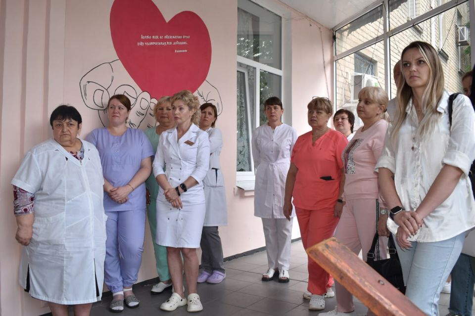 В Кировском открыли мемориальную доску первому главному врачу городской больницы Алексею Воробьеву В Кировском открыли мемориальную доску первому главному врачу городской больницы Алексею Воробьеву