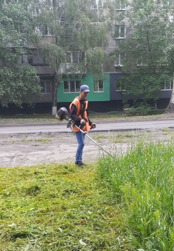 Коммунальщики Снежного продолжают благоустраивать территории общего пользования Коммунальщики Снежного продолжают благоустраивать территории общего пользования