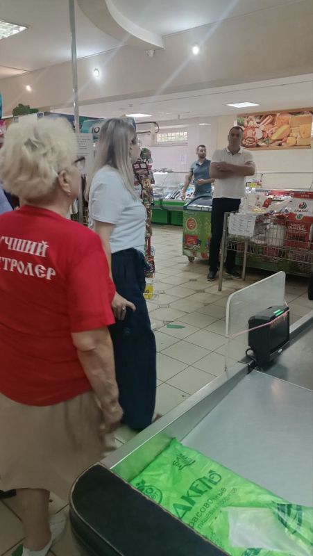 Покровский рынок города Донецка посетила группа контролёров из Тореза и Буденновского района Донецка Покровский рынок города Донецка посетила группа контролёров из Тореза и Буденновского района Донецка