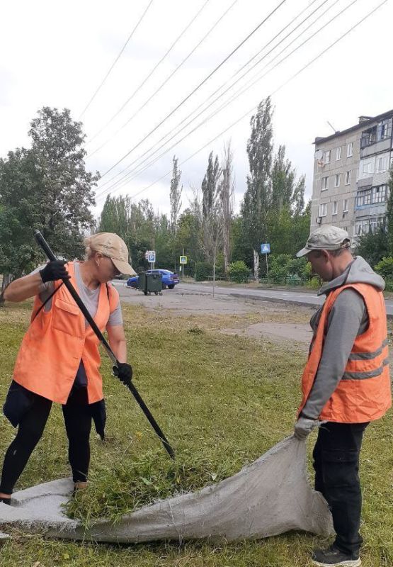 Коммунальщики Снежного продолжают благоустраивать территории общего пользования Коммунальщики Снежного продолжают благоустраивать территории общего пользования