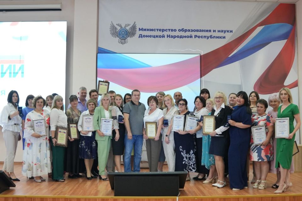 Педагога Снежного наградили в честь Дня России Педагога Снежного наградили в честь Дня России