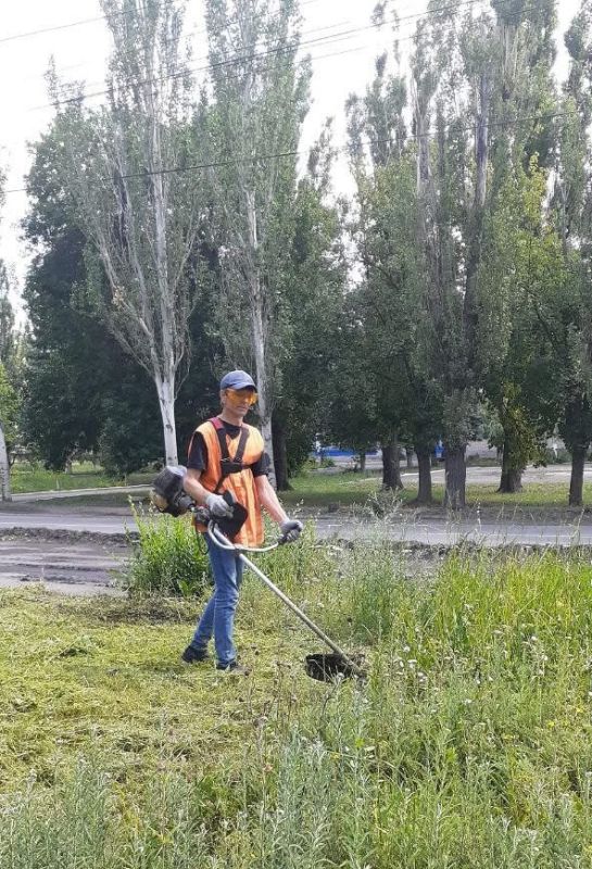 Коммунальщики Снежного продолжают благоустраивать территории общего пользования Коммунальщики Снежного продолжают благоустраивать территории общего пользования