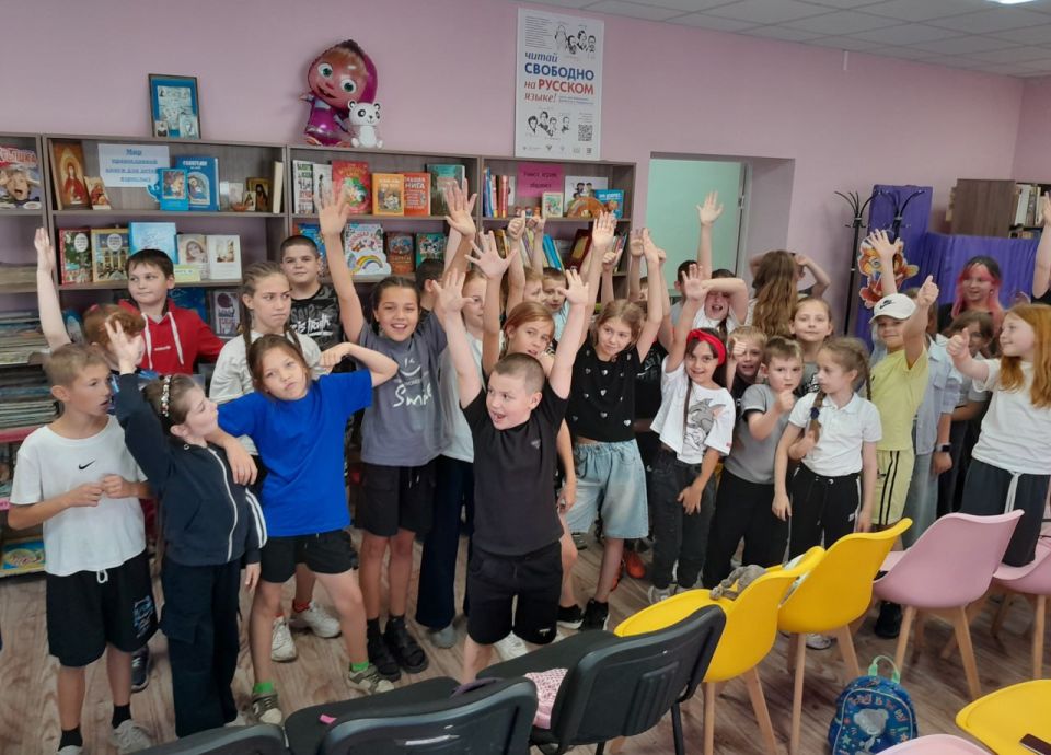 Игротека в библиотеке. Сотрудники детской библиотеки-филиала провели для детей пришкольного летнего лагеря «Рассвет» при ГБОУ "Школа №5 г.о. Дебальцево" ассорти развлечений «Игротека в библиотеке»