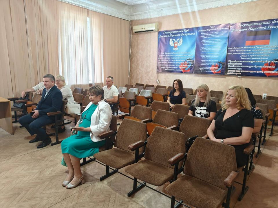В Снежном состоялось заседание политсовета местного отделения партии "Единая Россия" В Снежном состоялось заседание политсовета местного отделения партии "Единая Россия"