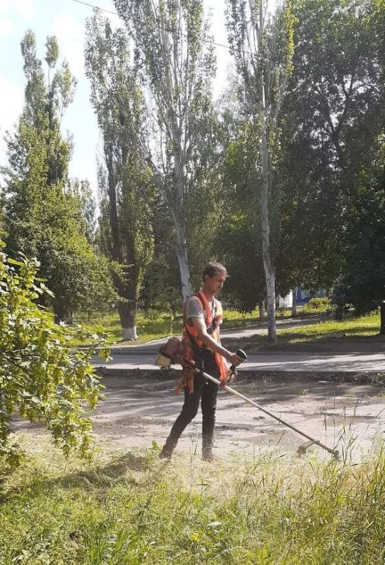 Коммунальщики Снежного продолжают благоустраивать территории общего пользования Коммунальщики Снежного продолжают благоустраивать территории общего пользования