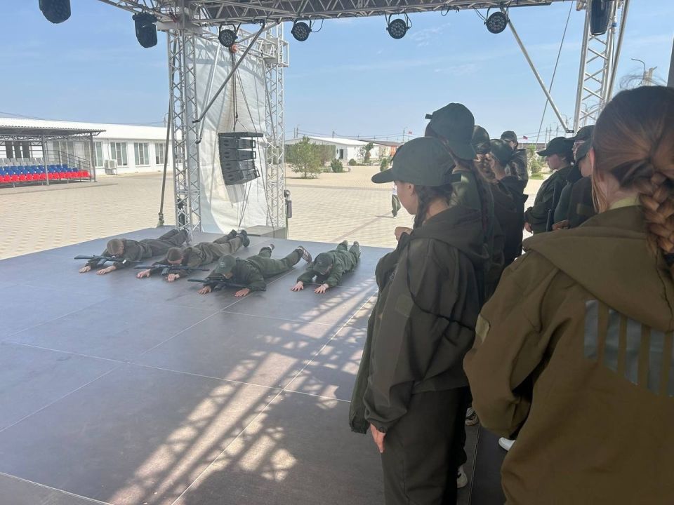 Юнармейцы Снежного стали частью смены в оборонно-спортивном лагере "Авангард" Юнармейцы Снежного стали частью смены в оборонно-спортивном лагере "Авангард"