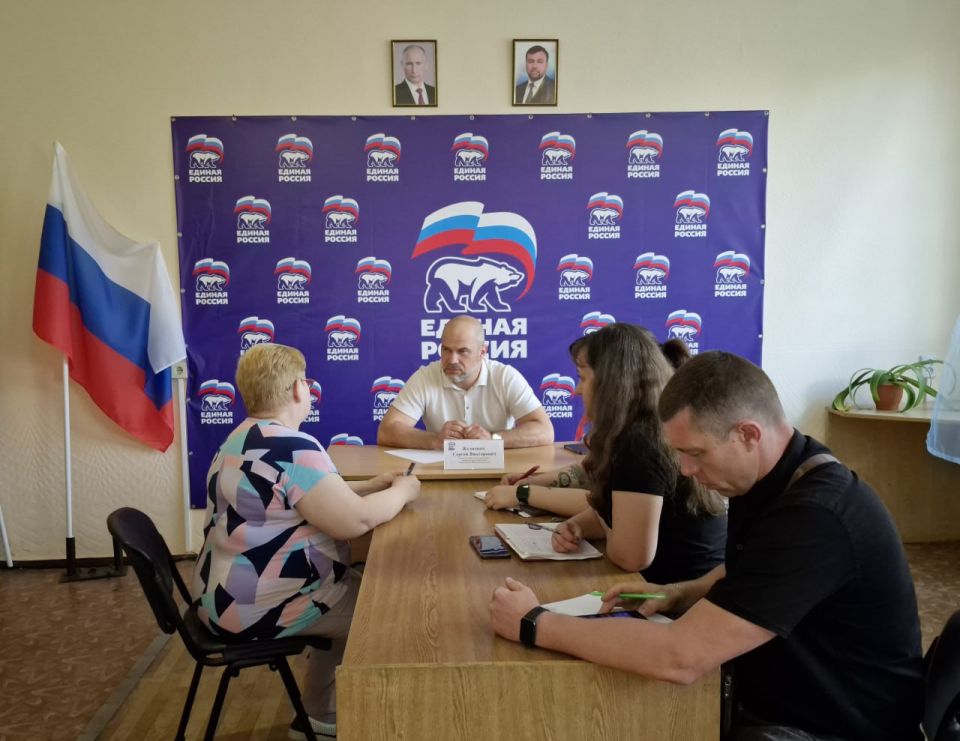 Сегодня, в общественной приемной Всероссийской политической партии «Единая Россия» глава муниципального образования городского округа Дебальцево, секретарь местного отделения Всероссийской политической партии «Единая Россия»... Сегодня, в общественной приемной Всероссийской политической партии «Единая Россия» глава муниципального образования городского округа Дебальцево, секретарь местного отделения Всероссийской политической партии «Единая Россия»...