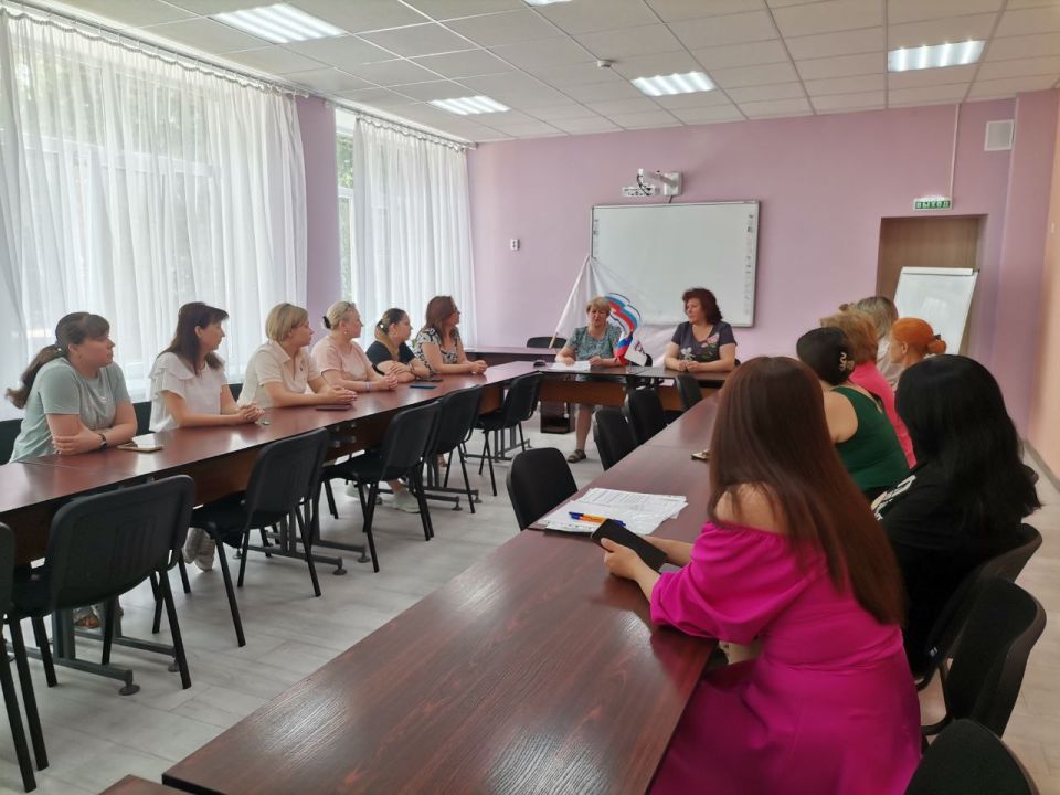 Депут Дебальцевского городского совета Светлана Кашу совместно с руководителем общественной приемной местного отделения Всероссийской политической партии "Единая Россия" Татьяной Давыденко провела встречу с активистами... Депут Дебальцевского городского совета Светлана Кашу совместно с руководителем общественной приемной местного отделения Всероссийской политической партии "Единая Россия" Татьяной Давыденко провела встречу с активистами...
