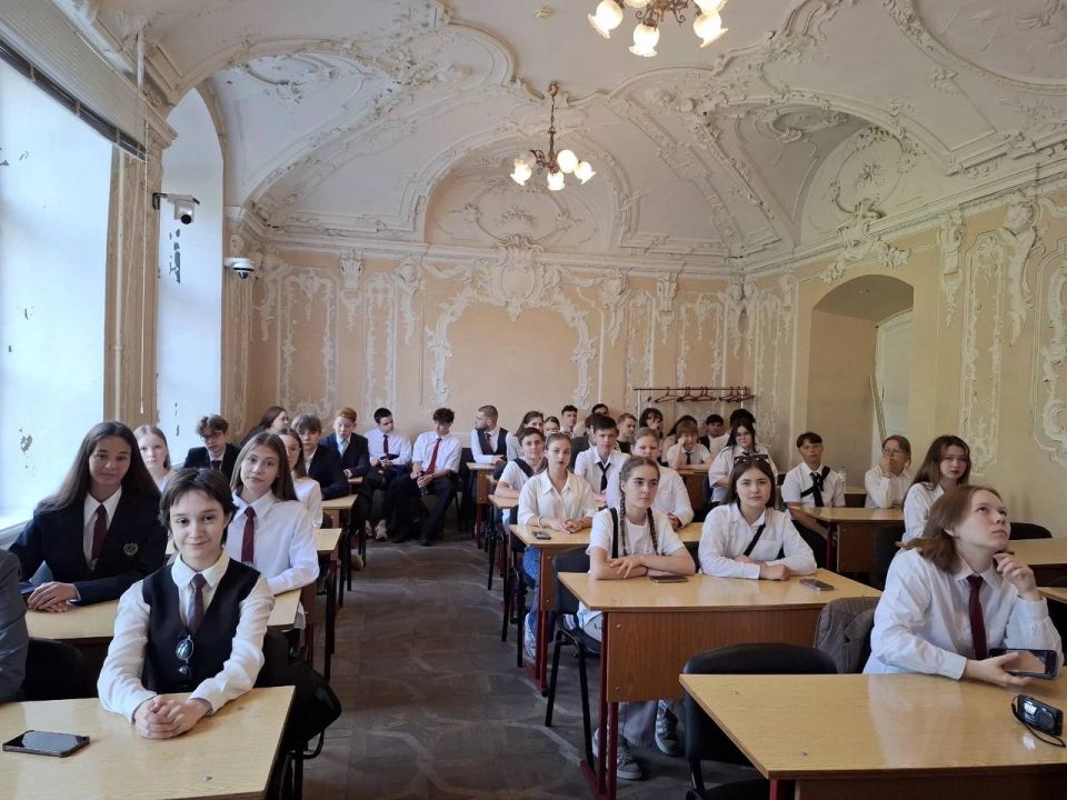 Юные дипломаты Ямала и Волновахи в культурно-образовательной поездке по столицам России: в центре внимания — историческая память и международное сотрудничество Юные дипломаты Ямала и Волновахи в культурно-образовательной поездке по столицам России: в центре внимания — историческая память и международное сотрудничество