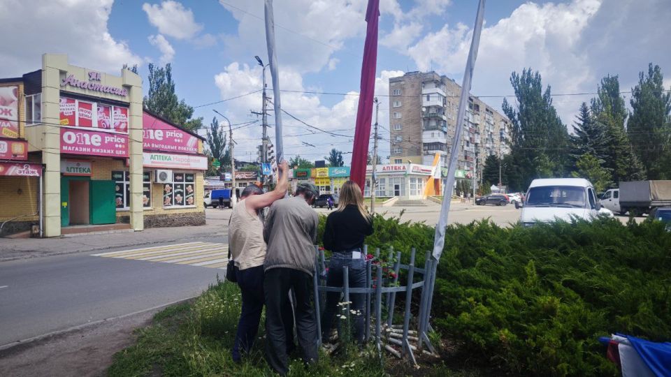 В Кировском внутригородском районе произведены работы по демонтажу праздничных флагов В Кировском внутригородском районе произведены работы по демонтажу праздничных флагов