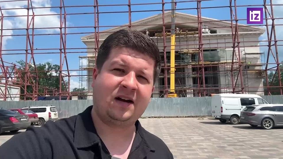 Исторический облик: в мариупольском драмтеатре начали установку скульптур