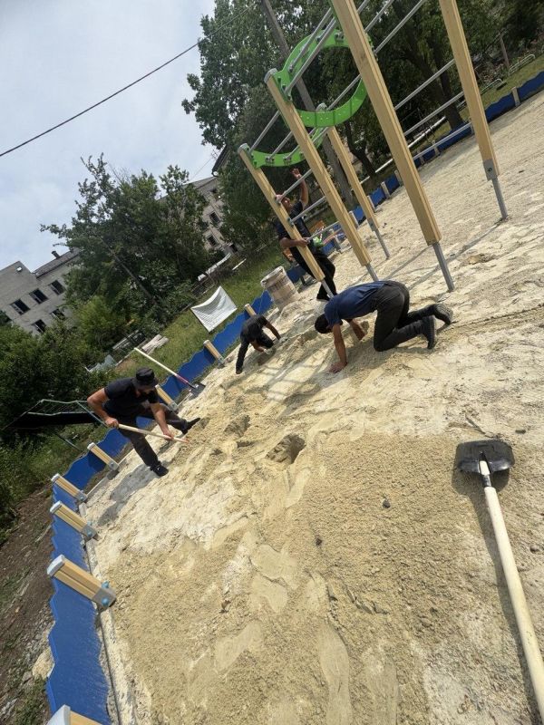 Нижегородцы обустраивают новую детскую площадку в Харцызске Нижегородцы обустраивают новую детскую площадку в Харцызске