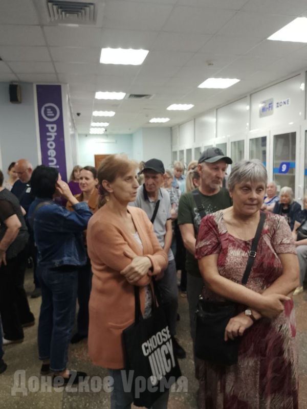 Ажиотаж не спадает: в очередях на переоформление сим-карт "Феникс" стоят сотни дончан Ажиотаж не спадает: в очередях на переоформление сим-карт "Феникс" стоят сотни дончан