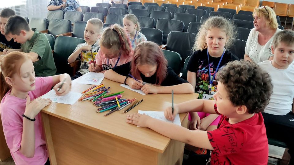 Сегодня, 17 июня, в Зугрэсской детской школе искусств преподаватели провели 2 музыкальные викторины для 1 и 2 отрядов пришкольного лагеря СШ N 17 Сегодня, 17 июня, в Зугрэсской детской школе искусств преподаватели провели 2 музыкальные викторины для 1 и 2 отрядов пришкольного лагеря СШ N 17