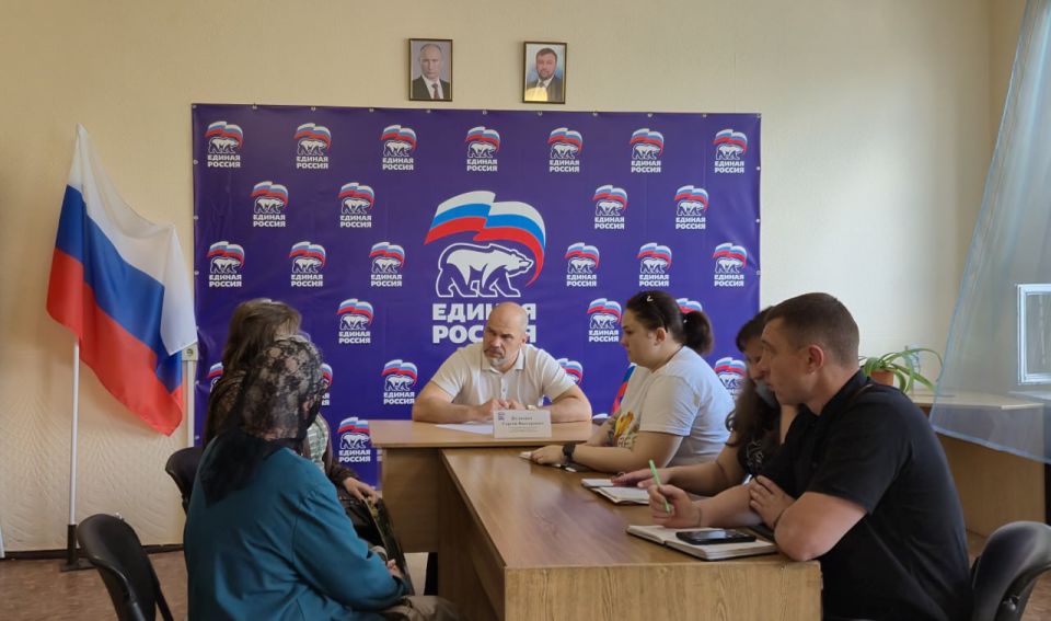 Сегодня, в общественной приемной Всероссийской политической партии «Единая Россия» глава муниципального образования городского округа Дебальцево, секретарь местного отделения Всероссийской политической партии «Единая Россия»... Сегодня, в общественной приемной Всероссийской политической партии «Единая Россия» глава муниципального образования городского округа Дебальцево, секретарь местного отделения Всероссийской политической партии «Единая Россия»...