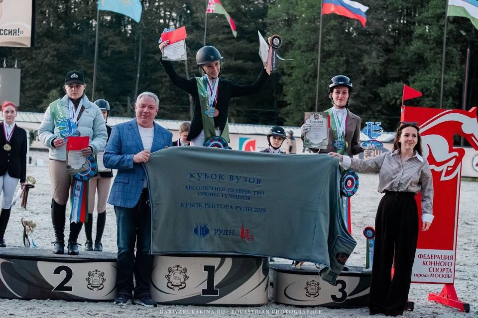 Студентка факультета ресторанно-гостиничного бизнеса ДонНУЭТ Альбина Болотских (группа ГРД-21-А) блестяще представила наш вуз на Студентка факультета ресторанно-гостиничного бизнеса ДонНУЭТ Альбина Болотских (группа ГРД-21-А) блестяще представила наш вуз на
