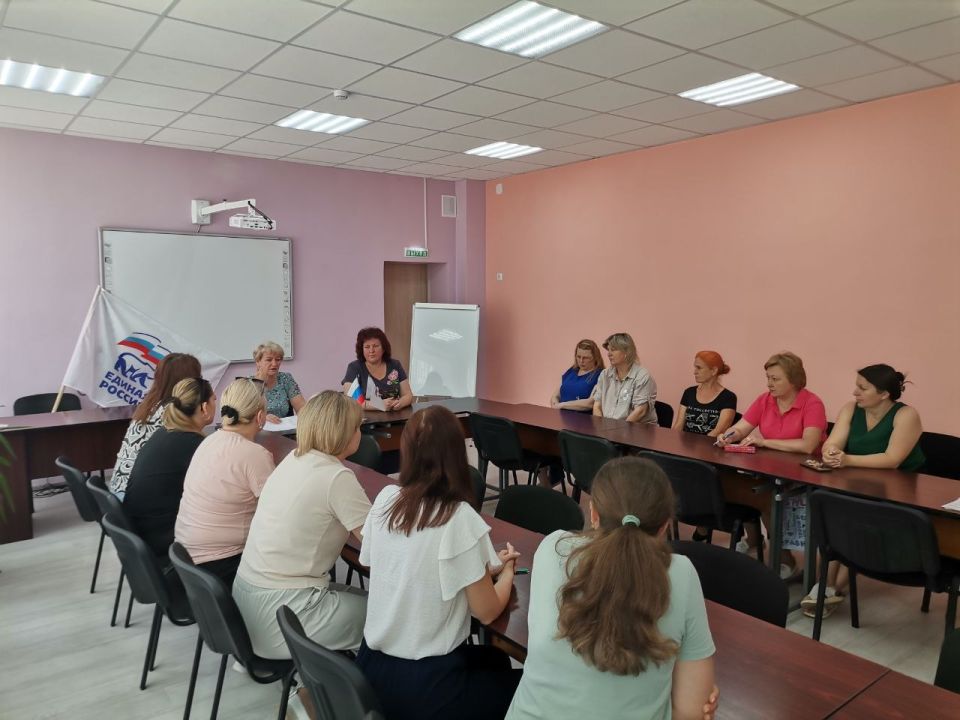Депут Дебальцевского городского совета Светлана Кашу совместно с руководителем общественной приемной местного отделения Всероссийской политической партии "Единая Россия" Татьяной Давыденко провела встречу с активистами... Депут Дебальцевского городского совета Светлана Кашу совместно с руководителем общественной приемной местного отделения Всероссийской политической партии "Единая Россия" Татьяной Давыденко провела встречу с активистами...