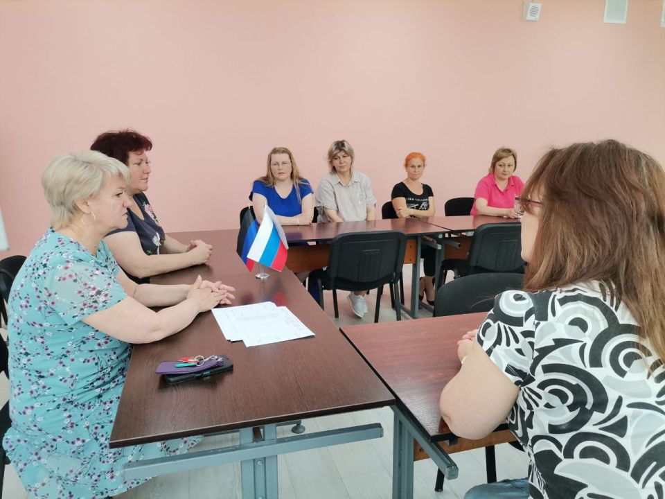 Депут Дебальцевского городского совета Светлана Кашу совместно с руководителем общественной приемной местного отделения Всероссийской политической партии "Единая Россия" Татьяной Давыденко провела встречу с активистами... Депут Дебальцевского городского совета Светлана Кашу совместно с руководителем общественной приемной местного отделения Всероссийской политической партии "Единая Россия" Татьяной Давыденко провела встречу с активистами...