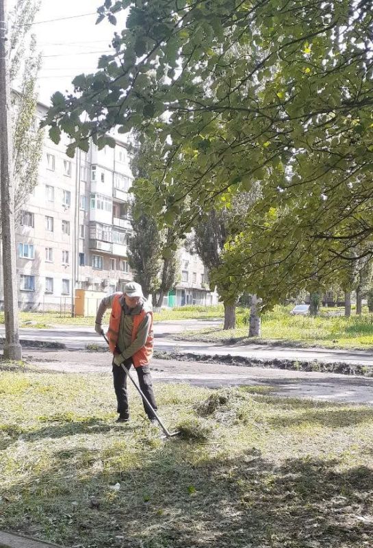 Коммунальщики Снежного продолжают благоустраивать территории общего пользования Коммунальщики Снежного продолжают благоустраивать территории общего пользования