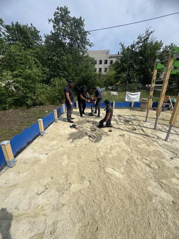 Нижегородцы обустраивают новую детскую площадку в Харцызске
